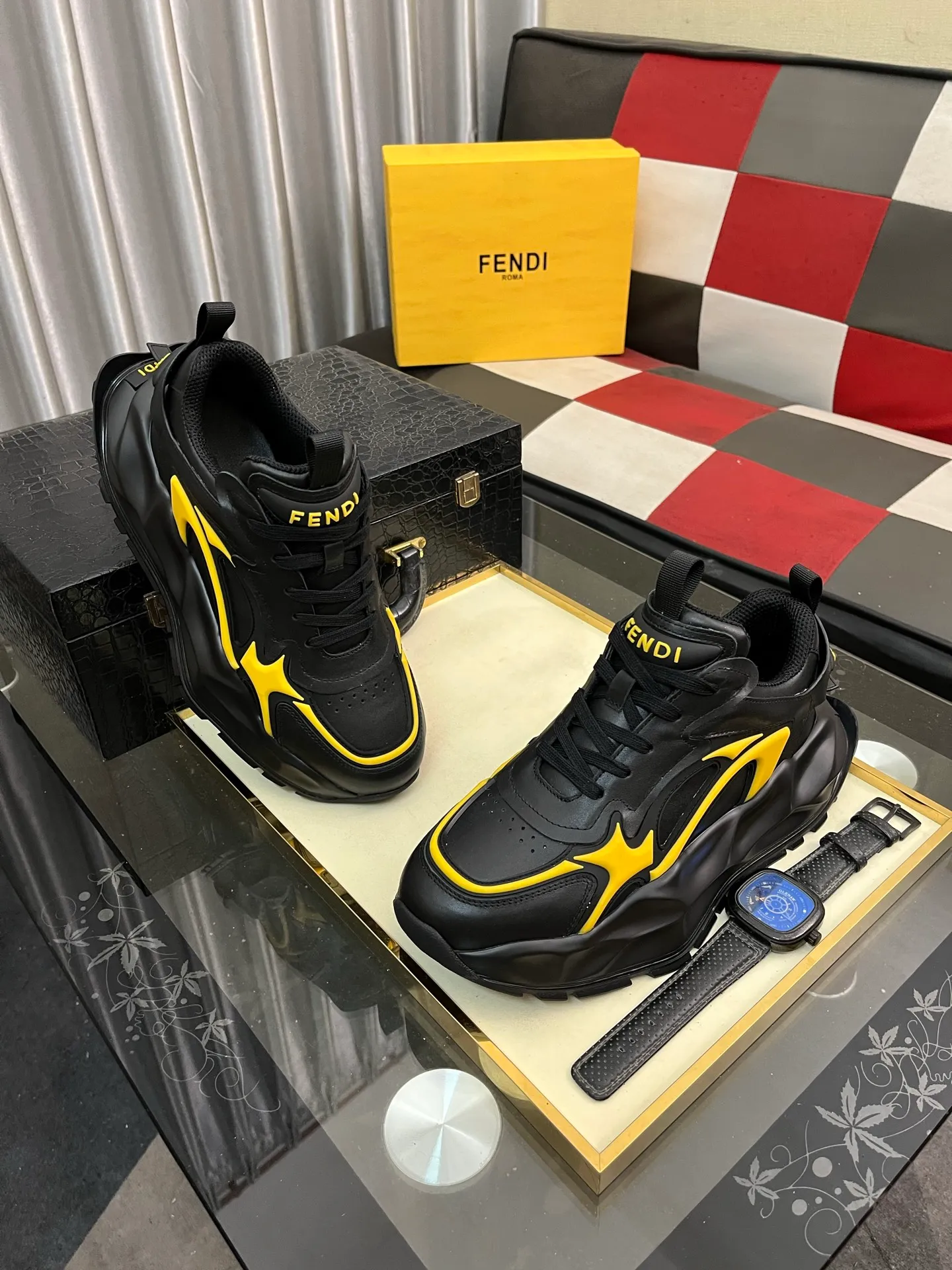 Men's Men's Shoes💰580⌚️⌚️[fendi] Fendi's classic and comfortable men's, this complex sneaker is made of soft calfskin➕genuine leather lining➕original ultra-light rubber material with rough outsole. This unique light style is suitable for the casual and refined sensibility of this season. It is comfortable and natural on the feet. It is an everyday style for casual travel in autumn and winter! 38-446️⃣colors available
